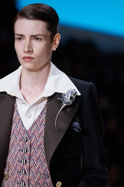 Look 16